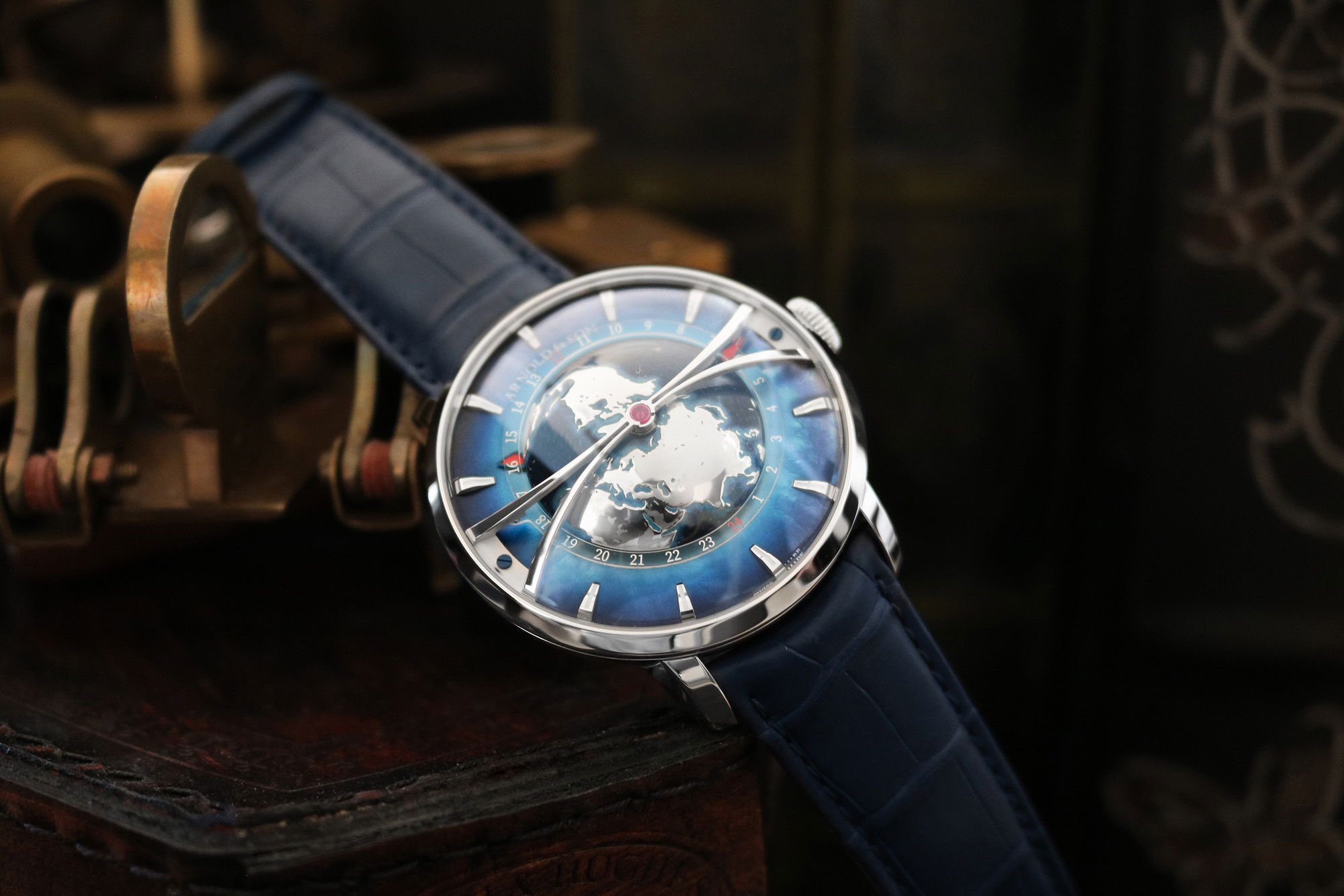 Arnold & Son Globetrotter Platinum - View 2