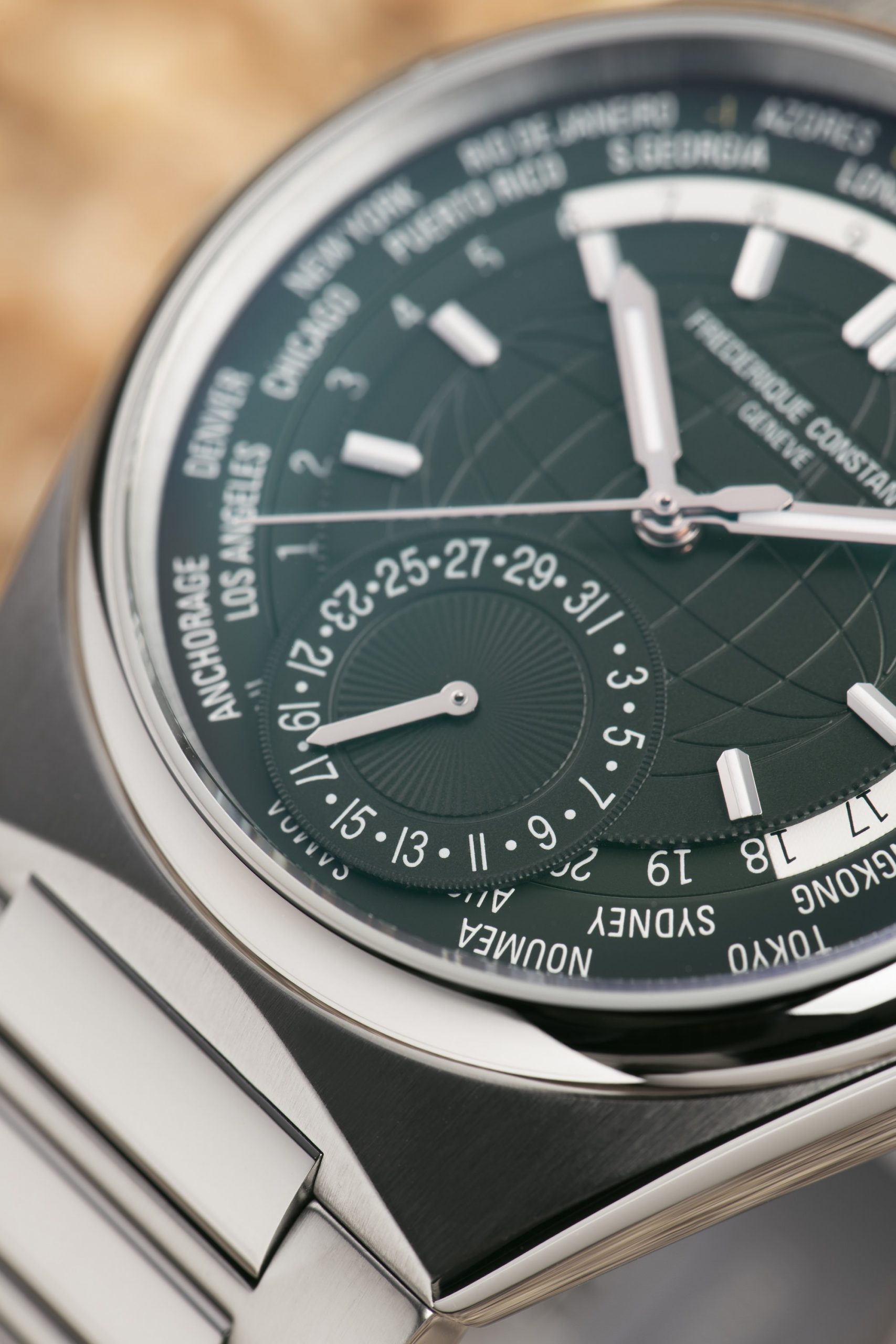 Frederique Constant Highlife Worldtimer Manufacture Emerald - View 2