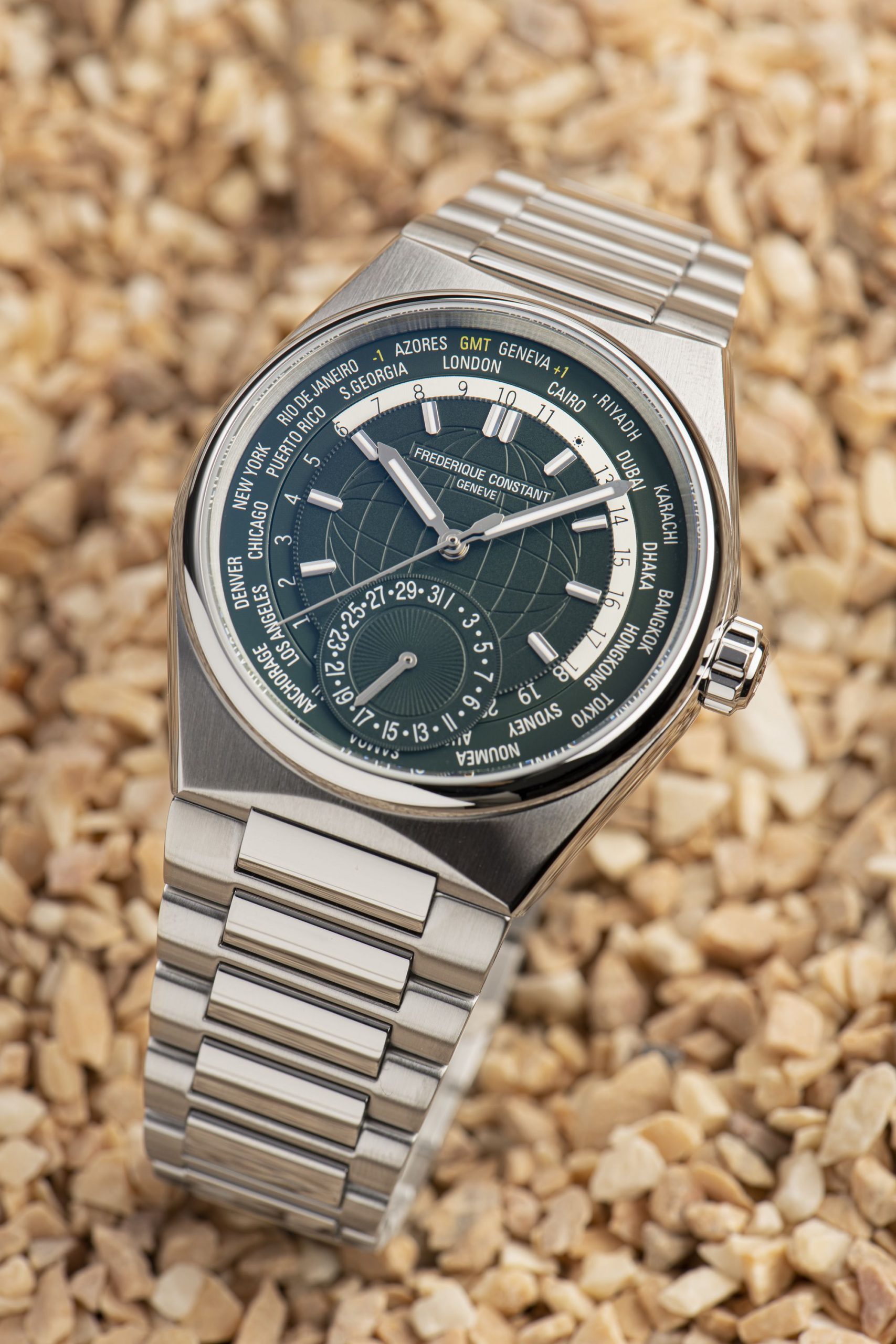 Frederique Constant Highlife Worldtimer Manufacture Emerald - View 3