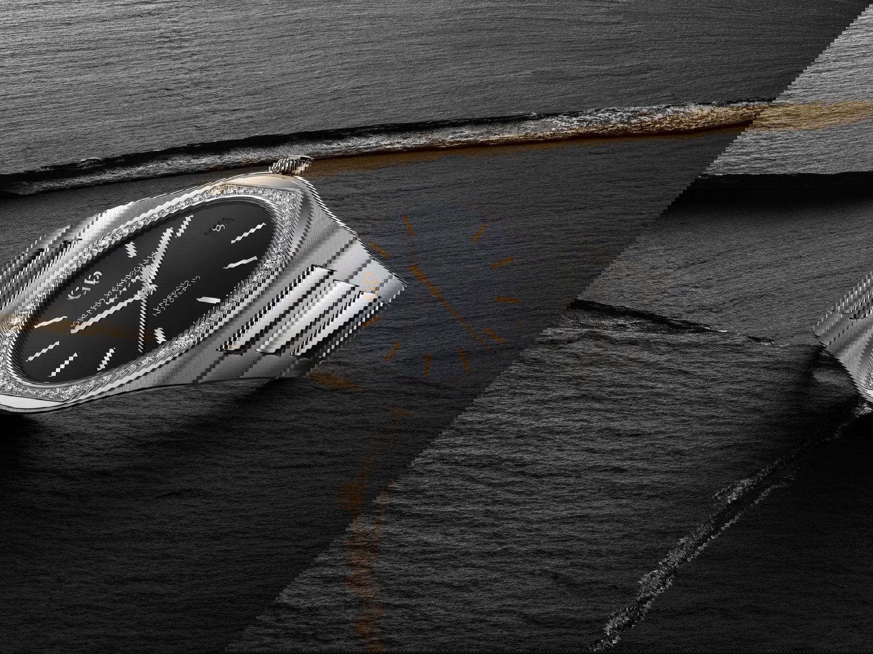 Girard-Perregaux Laureato 38 MM Infinity Edition - View 3