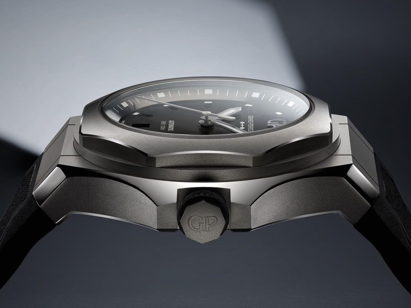 Girard-Perregaux Laureato Absolute Ti 230 - View 3