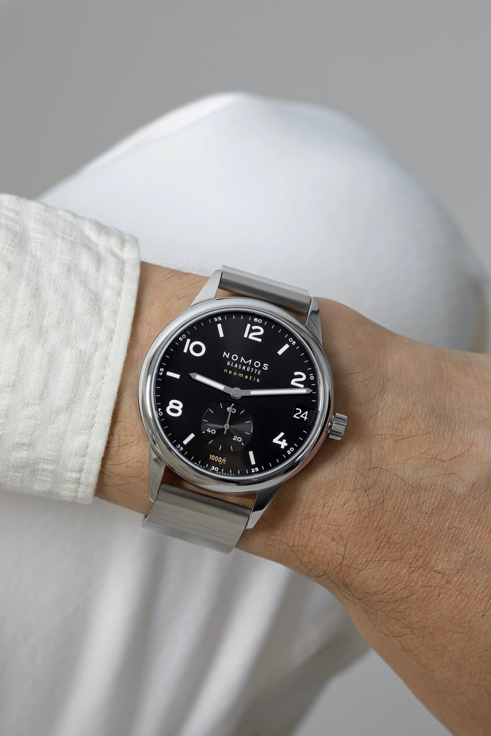 Nomos Glashütte Club Sport neomatik 42 date black - View 2