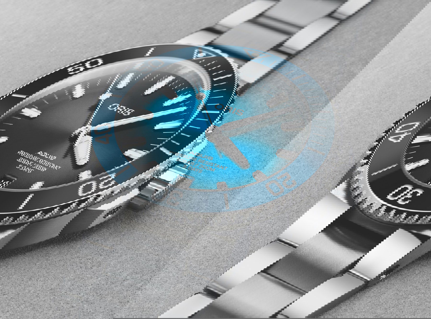 Oris Aquis Date Calibre 400 - View 3