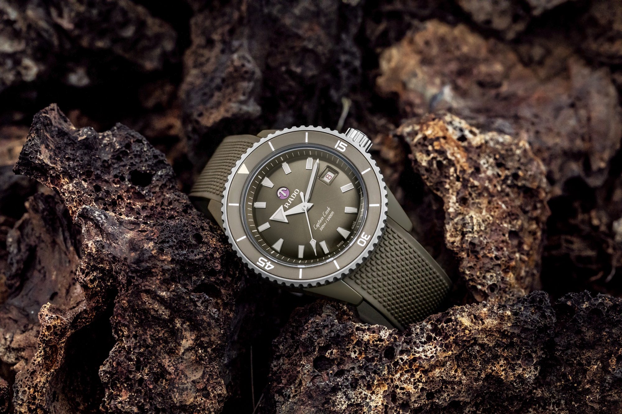 Rado Captain Cook High-Tech Ceramic Diver - View 3